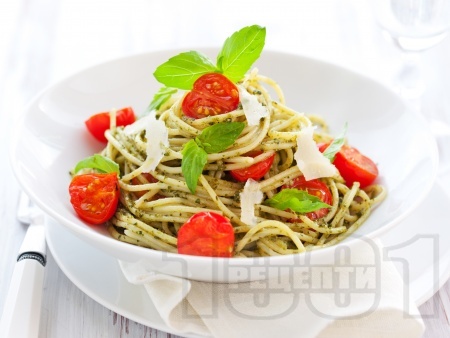 Спагети (паста) с босилеково песто, чери домати и пармезан - снимка на рецептата
